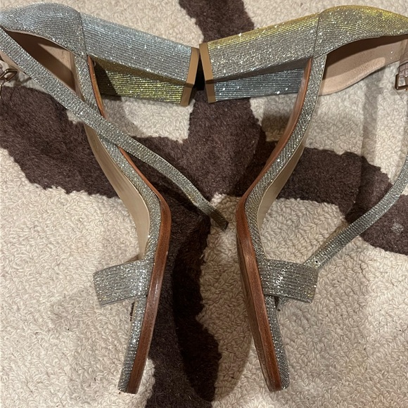 Stuart Weitzman Nearlynude strappy block heel sandal in silver size 9 - Picture 2 of 4